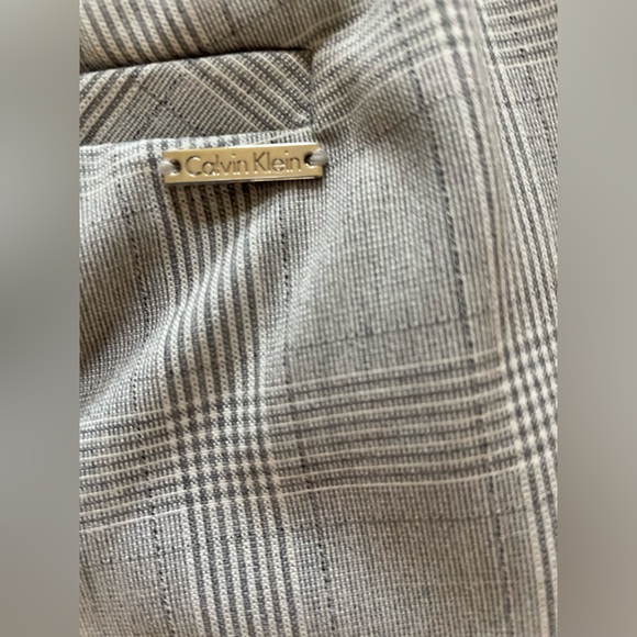 Calvin Klein 
Dress pants
Gray/white
Size4 waist 15.5”inseam 26.5”hip 17” - Picture 3 of 5